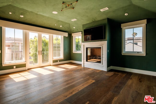 Building Photo - 557 Chapala Dr