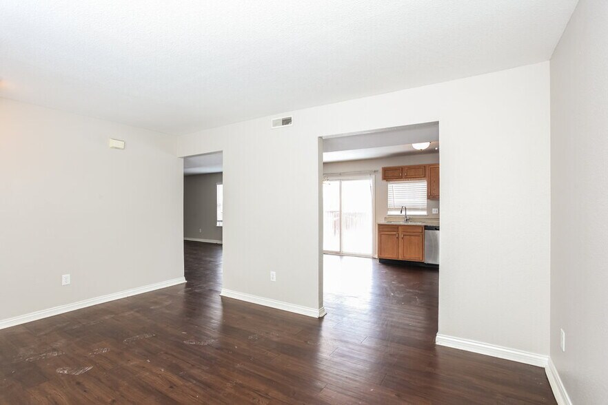 Building Photo - 2718 Rothe Ln