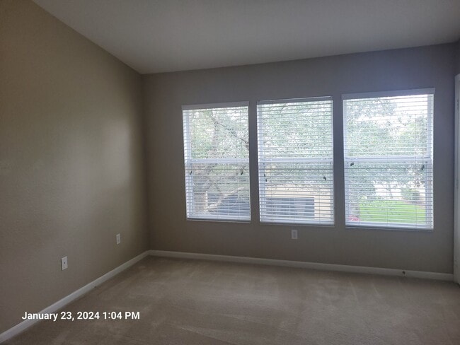 Building Photo - 2 bedroom, 2.5 bath townhouse
