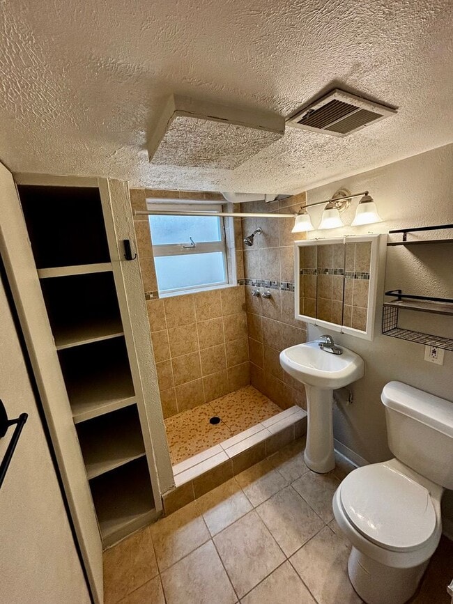 Building Photo - Super Spacious & Updated 1-Bed, 1-Bath Apa...