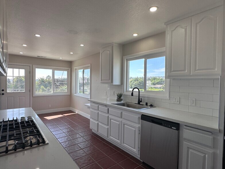 Large kitchen with eat in area - 770 W 2nd St