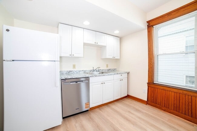 Building Photo - 82 Tower St