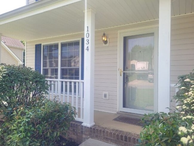 Building Photo - Charming 3-Bedroom Home with Spacious Livi...