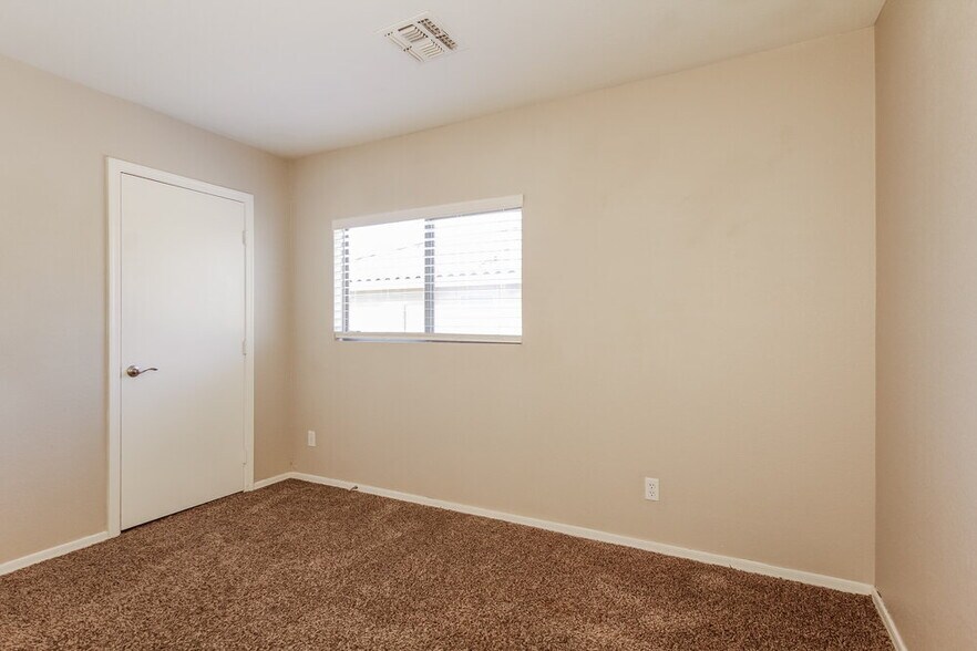 Building Photo - 2299 E Peach Tree Dr