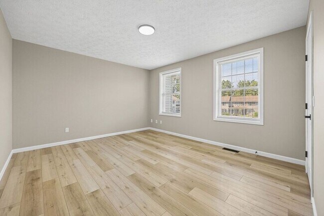 Building Photo - 14 Elm St