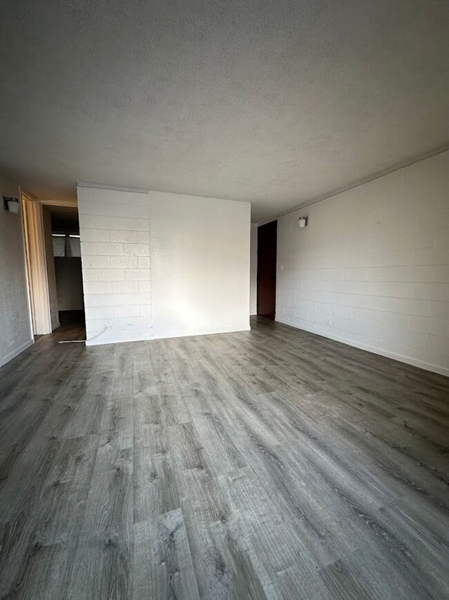 Building Photo - The Continental 2 bedroom, 1 bath, 1 assig...