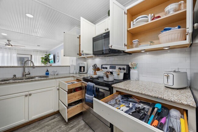 Building Photo - All Inclusive Seasonal Rental Available October 1st, 2025-March 31st 2026!