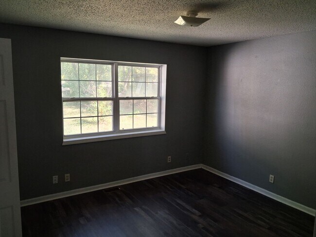 Building Photo - 1006 N Elm St