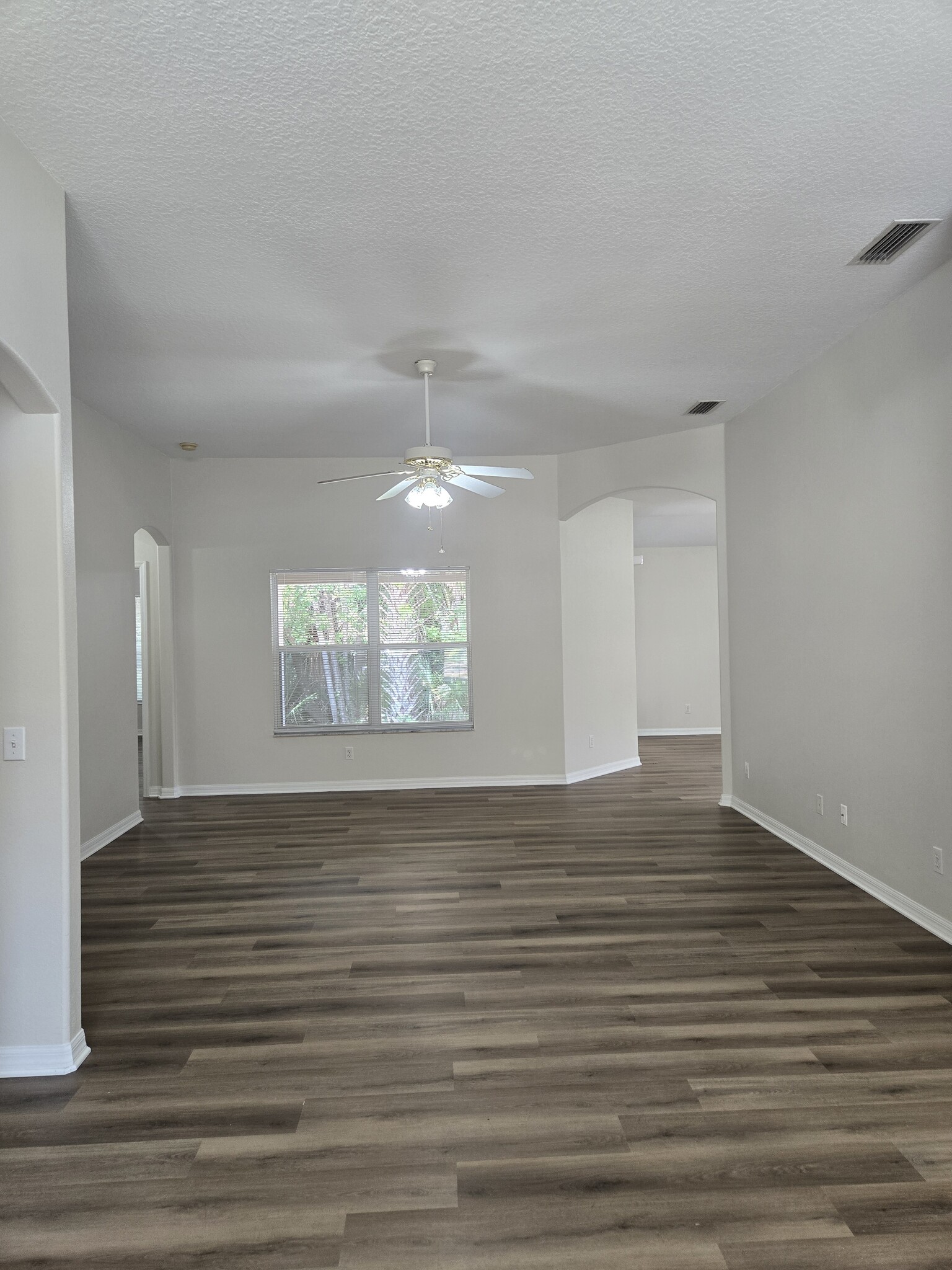 Building Photo - 20 Manderley Ln