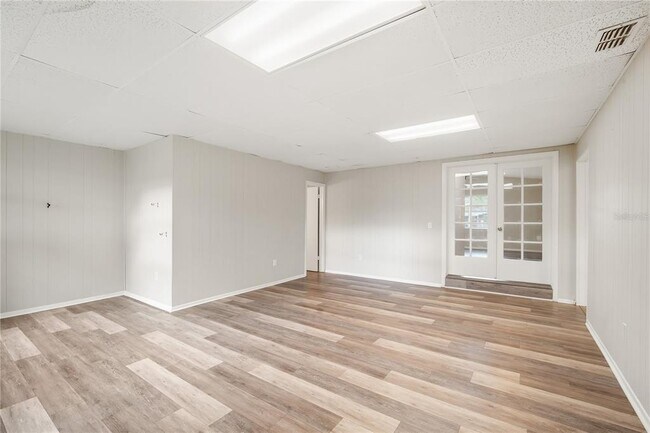 Building Photo - 9618 Pineridge Ave
