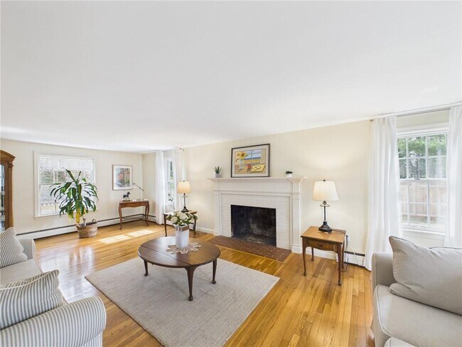 Building Photo - 449 Love Ln