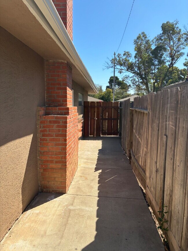Building Photo - 2653 Agnes Way