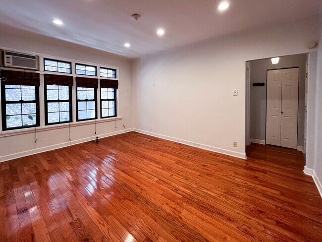 Building Photo - 1127 W Farwell Ave