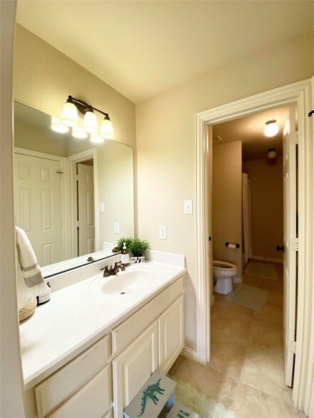 Building Photo - 1150 Amy Dr