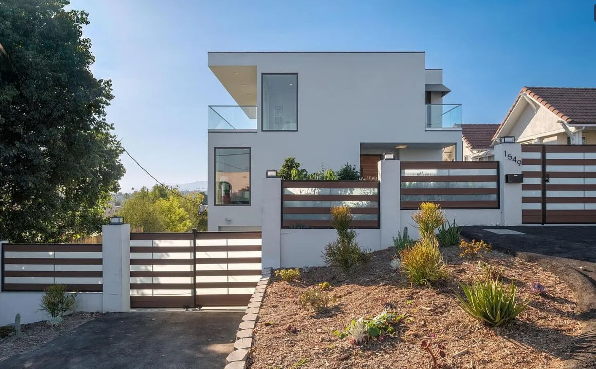 Enclosed drive way entrance - 1549 Lucretia Ave