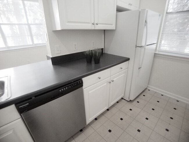 Building Photo - City View Wood Floor Updated Kitchen  2/2 ...