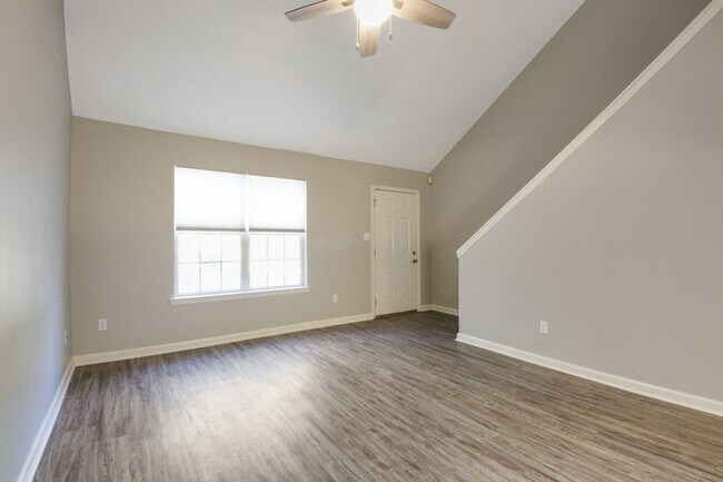 Building Photo - 3BR/3BA townhome with new painting and sta...