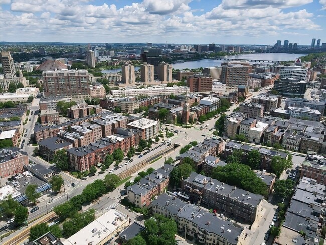 Building Photo - 923 Beacon St