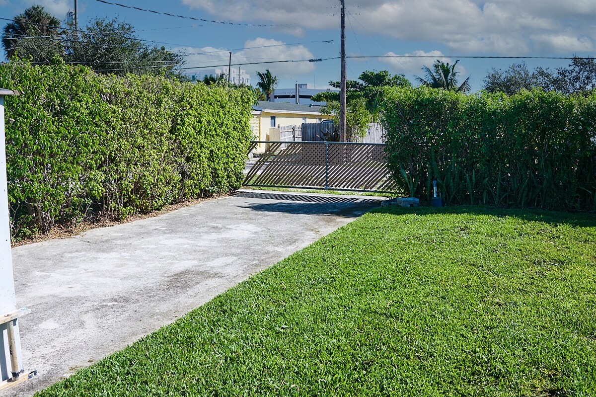 Extra large driveway - bring your jet skis or kayaks - 126 S E St