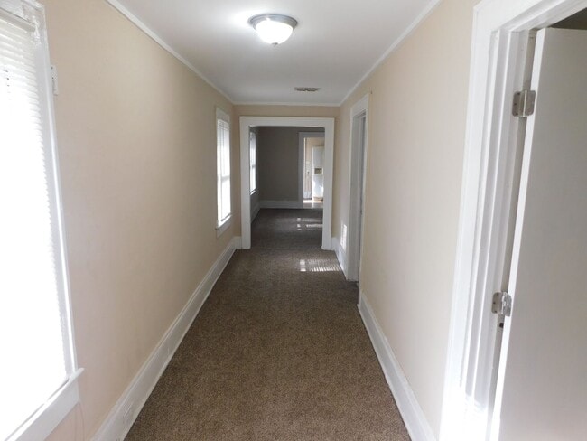 Building Photo - Three Bedroom 1 Bath on quiet street