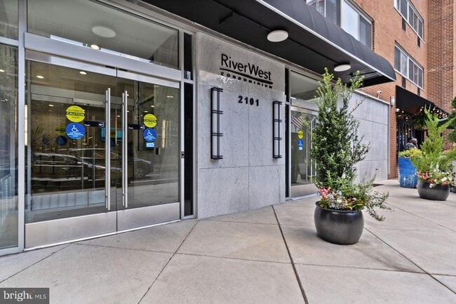 Building Photo - 2101-17 Chestnut St