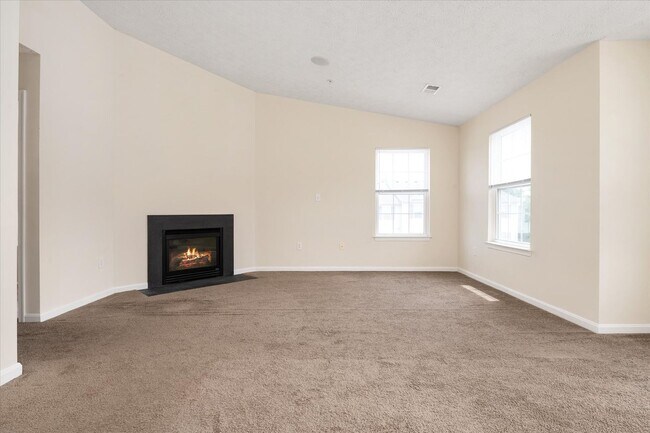 Building Photo - Beautiful End-Unit Townhome for Rent