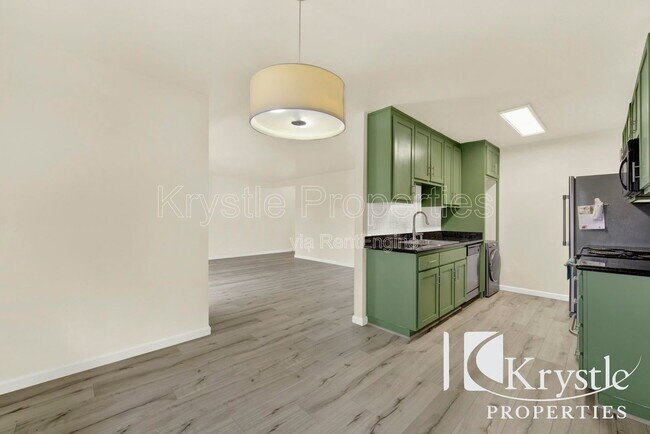 Building Photo - 900 Cambridge Dr