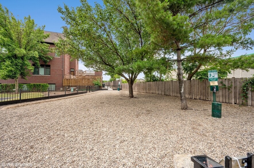 Building Photo - 1735 W Diversey Pky