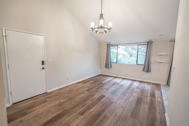 Building Photo - 3 Bedroom Townhome for Rent in Canyon Coun...