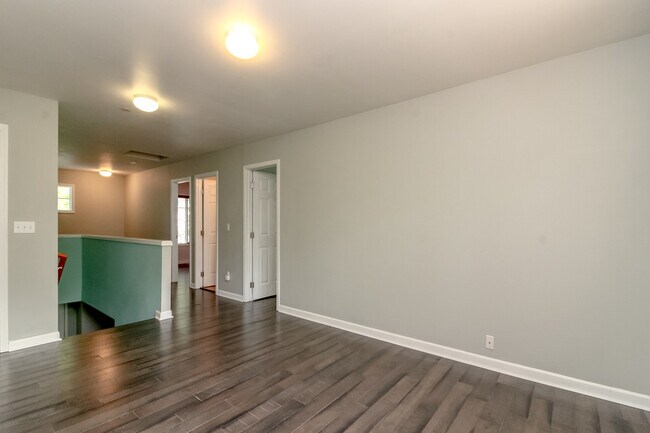Building Photo - 1566 Jensen Ave