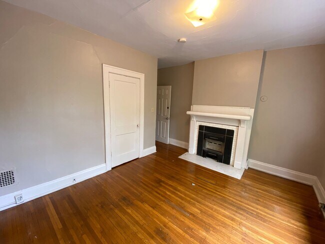 Building Photo - 323 E 18th Ave