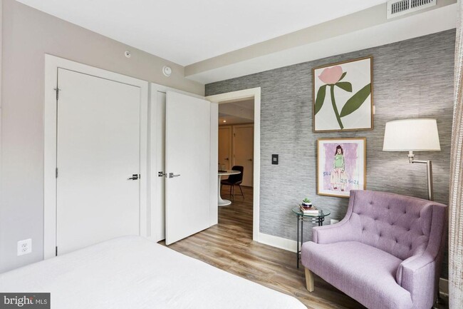 Building Photo - Practically new 1bd/1ba steps to Logan Cir...