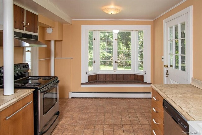 Building Photo - 332 Quaker Hill Rd