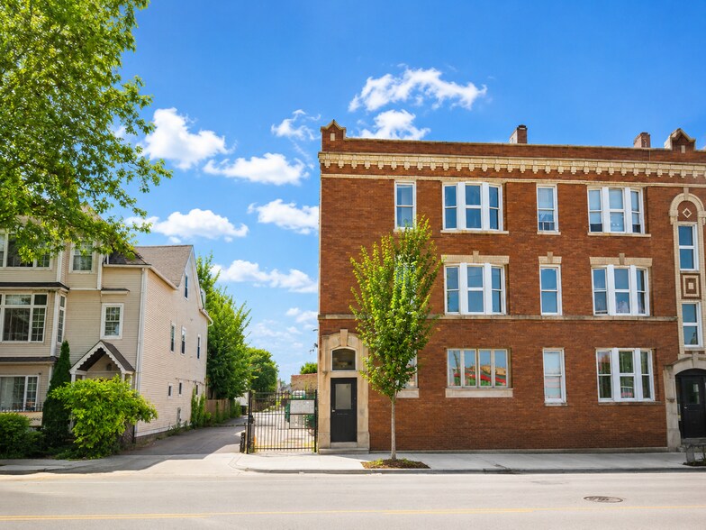 Building Photo - 3401 W Armitage Ave