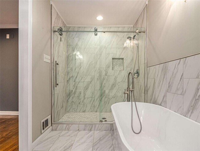 Building Photo - 3590 Cloudland Dr