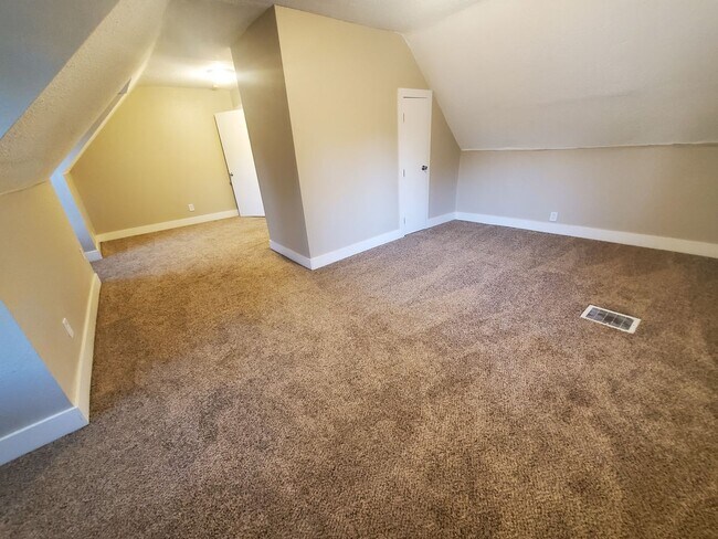 Building Photo - 2 Bedroom, 1 Bathroom home with front porch and fenced yard!