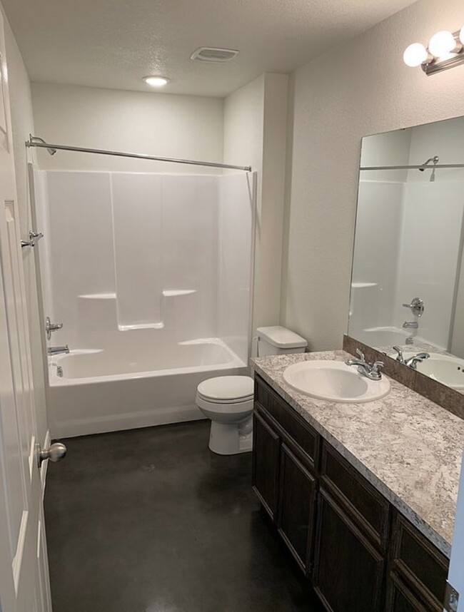 Guest bathroom - 1600 Van Zanten Dr