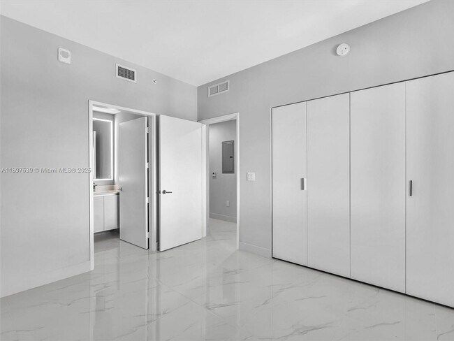 Building Photo - 700 NE 24th St