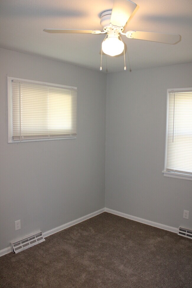 Building Photo - Spacious 3 Bedroom and 1 full bath home in...