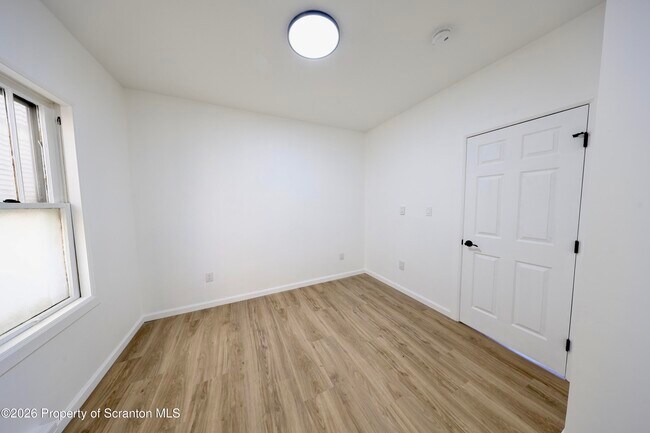 Building Photo - 318 W Main St