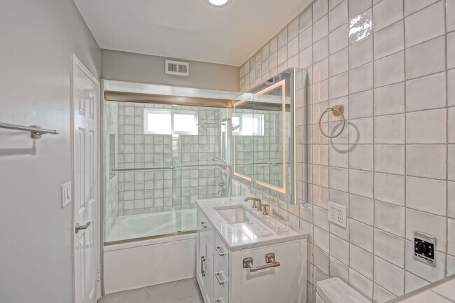 Building Photo - 4021 Crest Dr