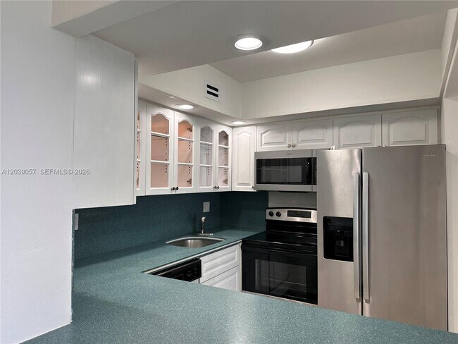 Building Photo - 2715 Tigertail Ave