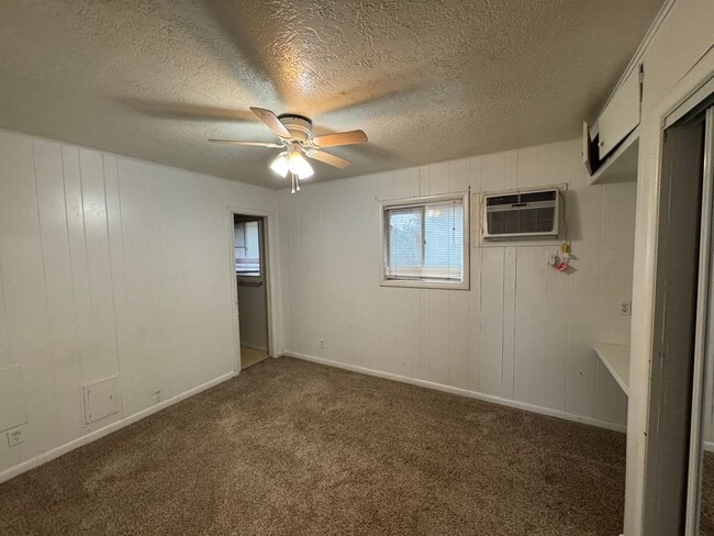 Building Photo - Spartanly Furnished Apartment 5 Miles to S...