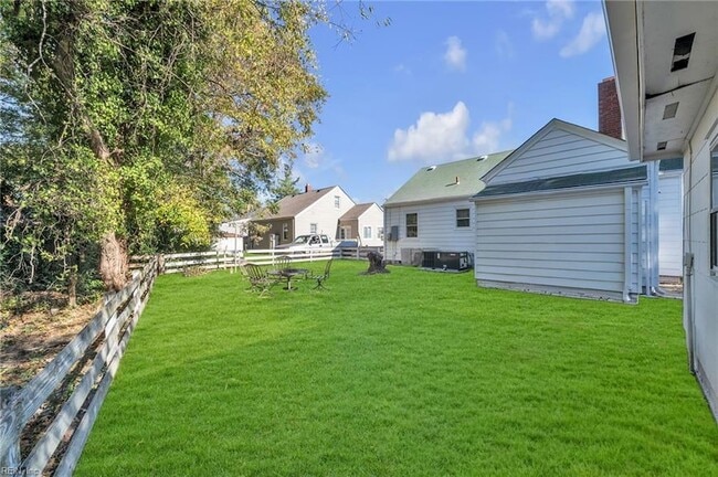 Building Photo - 1345 E Norcova Dr