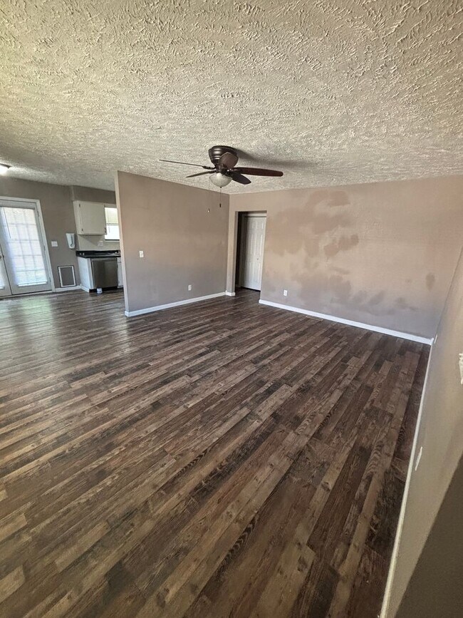 Building Photo - 831 W Edgewood St
