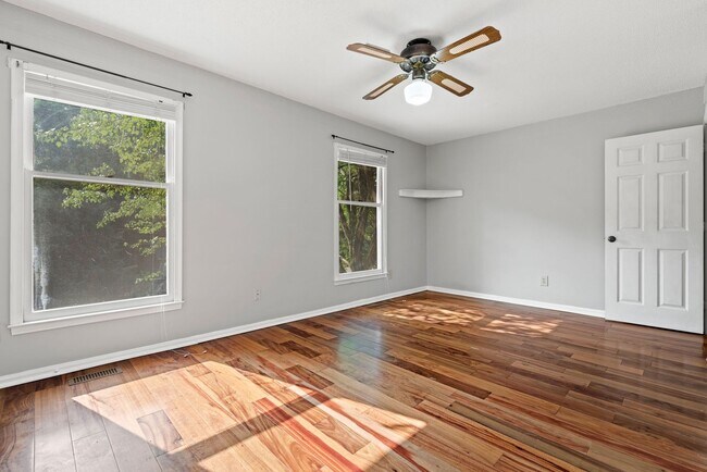 Building Photo - 7833 Foxwood Dr