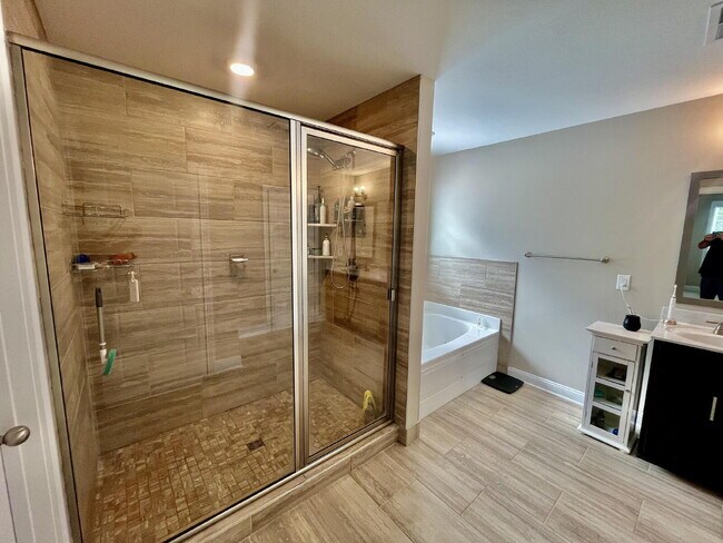 Building Photo - Meticulously kept home in mint condition. ...