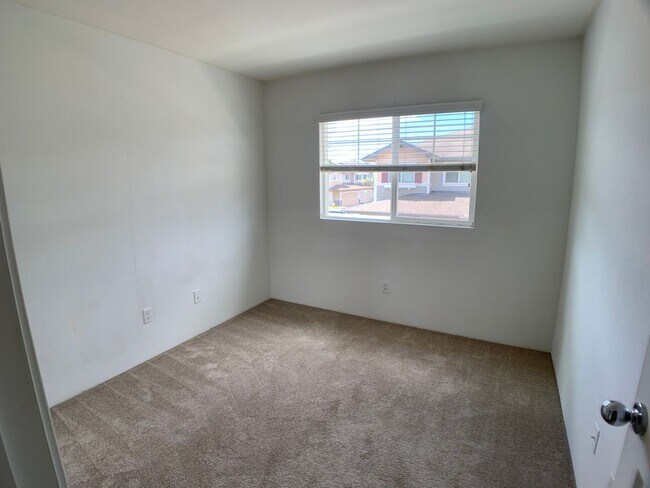 Building Photo - 3 bedrooms with A/C & 2 car garage in Ewa Beach (Spinnaker Place Townhome)! First showing is 12/1...