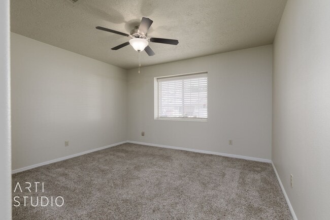 Building Photo - 4 Bedroom 2.5 Bath Home in Creekside Village