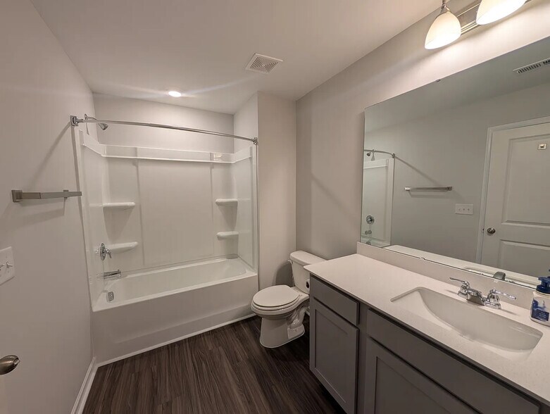 Building Photo - Room in Townhome on Regal Dr